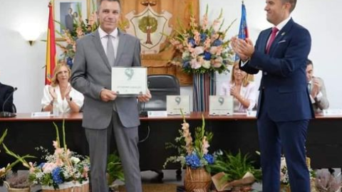 El Ayuntamiento de Alberic premia al Dr. Gea Caballero, Académico Constituyente.